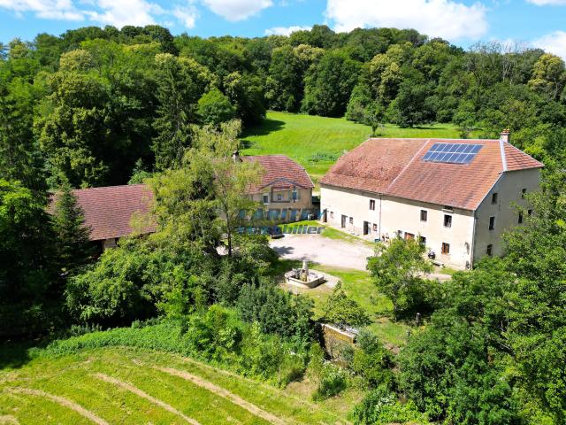 DOMAINE COMPOSE D'UNE MAISON D'HABITATION, 3 APPARTEMENTS, DEPENDANCE, SUR TERRAIN DE 38690m2