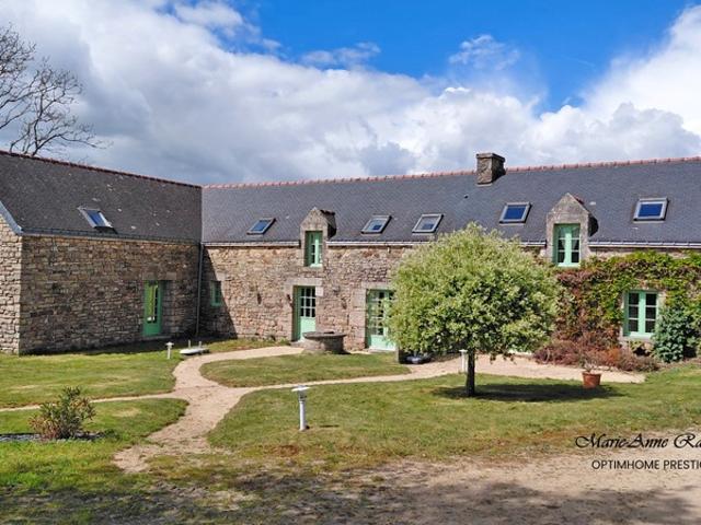 Domaine confidentiel avec piscine, maison d'amis et dépendances à SAINT BARTHELEMY 56