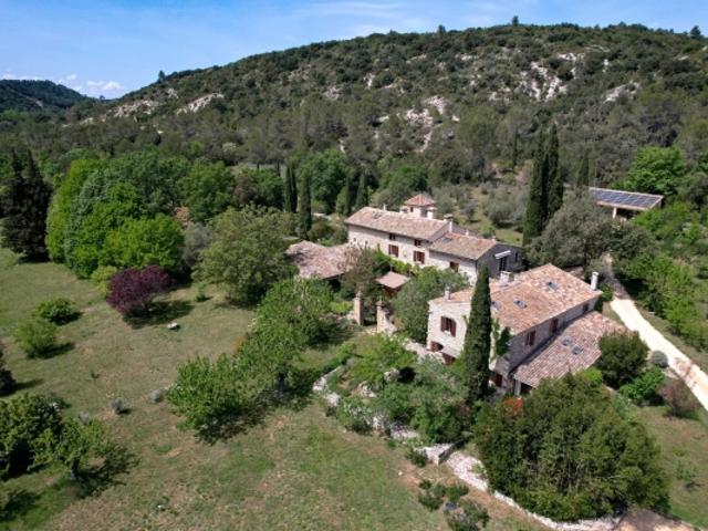 Domaine du XVIIIe au cœur d'un environnement naturel exceptionnel à 13 km d'Uzès