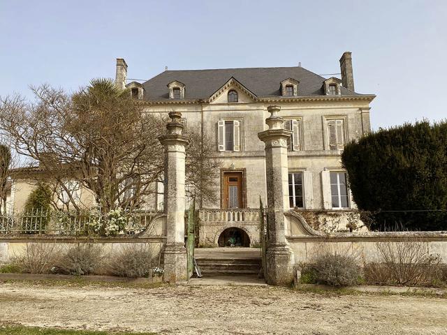 Domaine du XIXo avec Maison de maître, 3 Gîtes, Salle de conférence, 30 P, 18 CH sur 10.7 Hectares