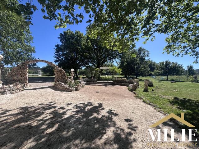 Domaine du 17ième siècle restauré dans le Var avec 14hectare. 1661m² Tourves