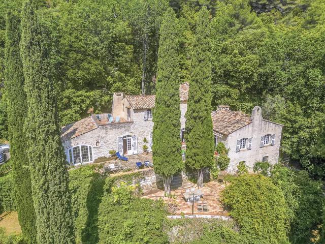 DOMAINE D’EXCEPTION DE 3 HECTARES – DEUX MAISONS EN PIERRE SIGNE