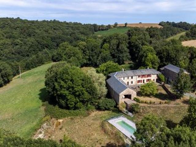 Domaine de caractère, 495m2, 5 habitations et 27 ha  à 30 min d'Albi