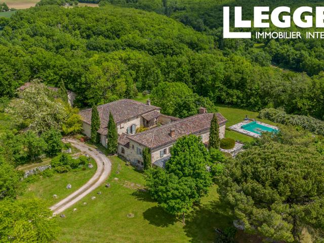 Domaine de caractère avec gîte, piscine et espaces de réception sur 5 hectares