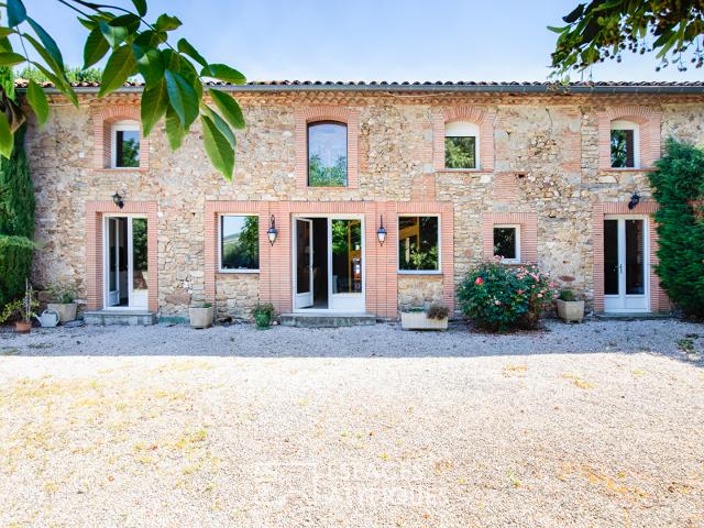 Domaine de caractère avec trois habitations et étang privé