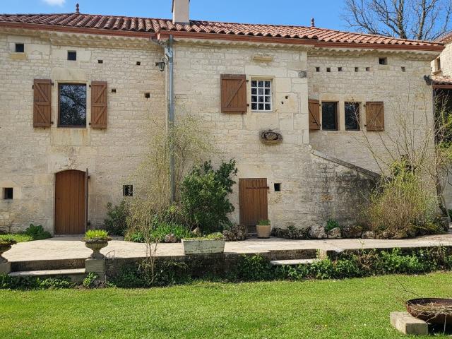 Domaine de caractère idéal activité d'accueil Calme absolu, charme et fort potentiel touristique