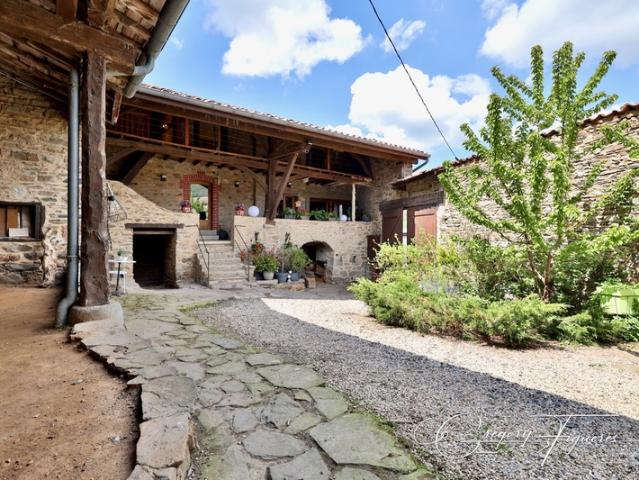 DOMAINE DE CHARME DU XIXᵉ SIÈCLE – 220 m² – MONTS DU LYONNAIS
