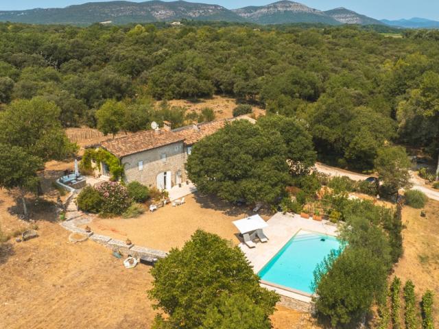 Domaine de Gîtes Clés en Main avec Mas et Moulin du XVIIIe Proche SOMMIERES
