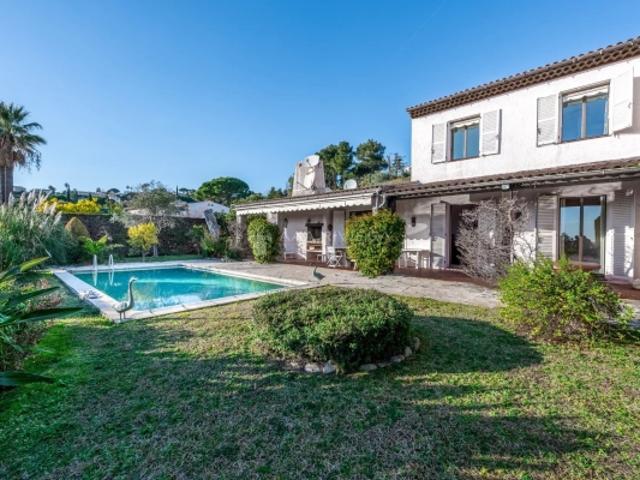 Domaine de Hauts de Vaugrenier Villa avec vue mer et piscine privative dans domaine prestigieux avec piscine, tennis, gardien