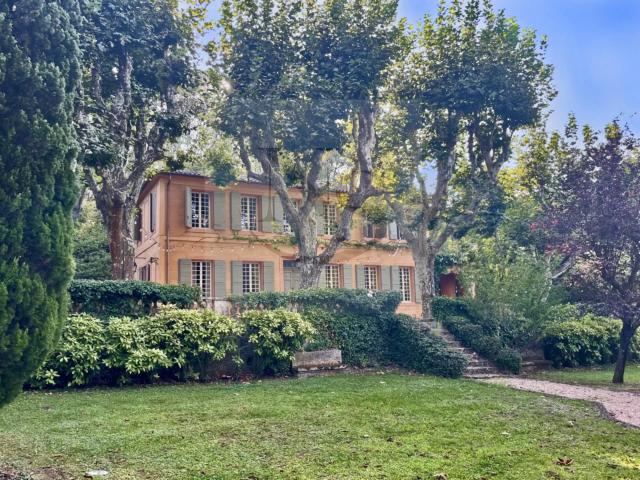 DOMAINE DE PRESTIGE – BASTIDE DU XVIIIE SIÈCLE ET DÉPENDANCES