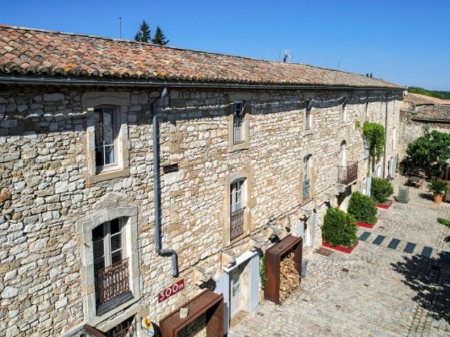 Domaine de 1000 m² superbement restauré, à 8 km d'Uzès