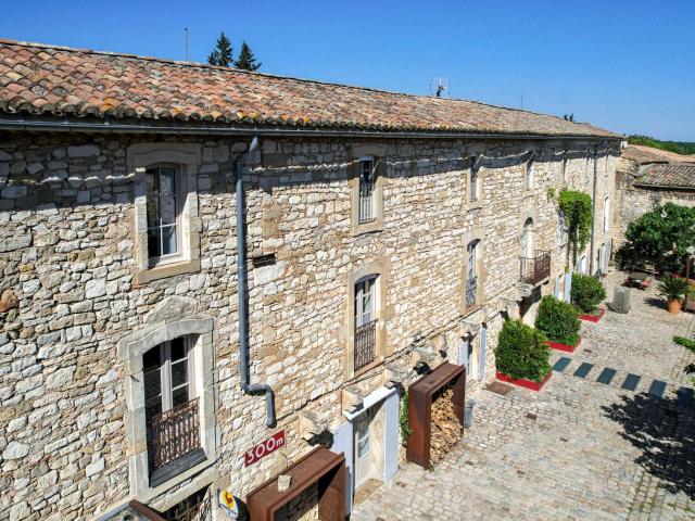 Domaine de 1000 m² superbement restauré, à 8 km d'Uzès 818m² Uzès
