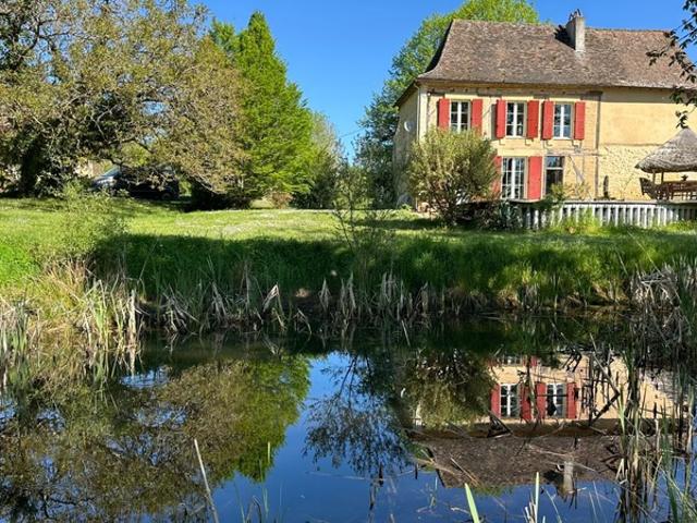 Domaine de 11 hectares avec vue dominante et ensemble de deux habitations aux portes de Bergerac 24