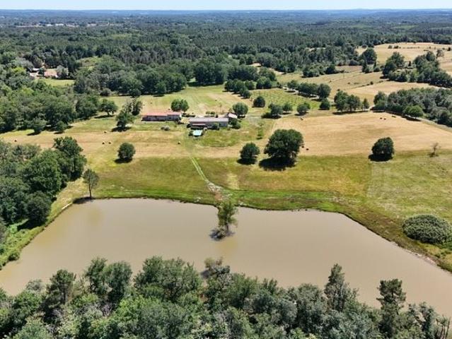 Domaine de 28 hectares avec étang privé, maison, 2 gîtes et. 293m² Echourgnac