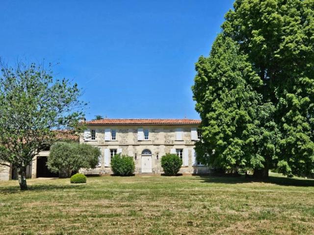 DOMAINE DE 20 HA AVEC FRONSADAISE DE 280 M² NORD LIBOURNE