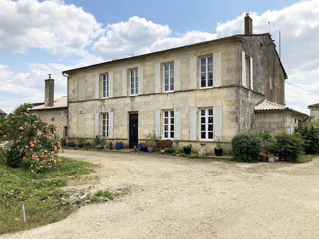 Domaine de 3 Ha rendements locatifs intéressants 475m² Mortagne sur Gironde