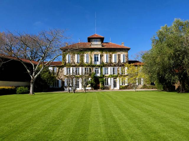 Domaine d'exception adossée à une forêt protégée