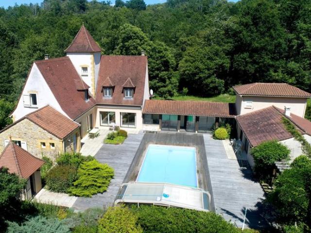 Domaine d'exception au cœur du Périgord noir: Maison d'architecte moderne avec vue panoramique et infrastructures équestres