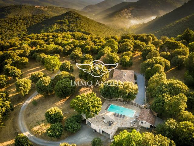 Domaine d'exception au coeur de la nature 45 hectares 163m² Saint Pons de Thomières