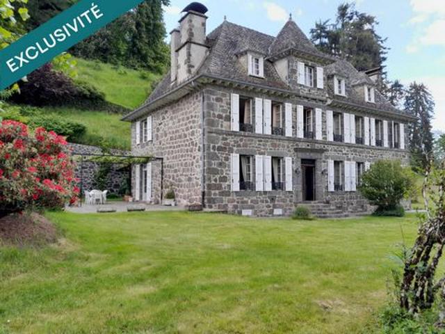 DOMAINE ET DEPENDANCES AUX PORTES D' AURILLAC SUR TERRAIN BOISE DE 3 Ha