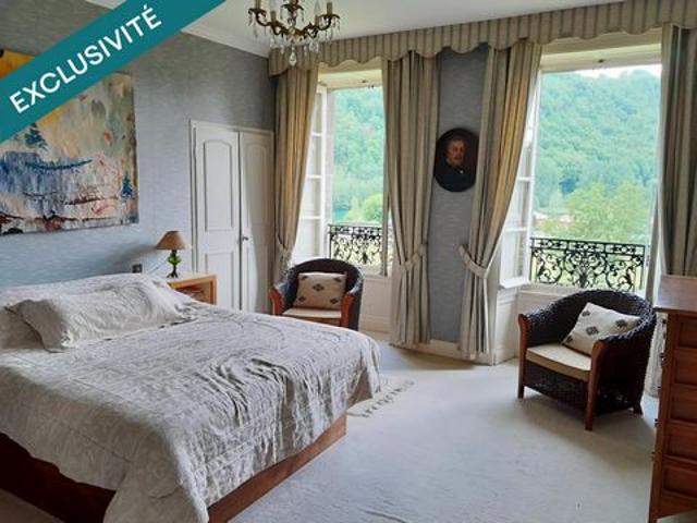 DOMAINE ET DEPENDANCES AUX PORTES D' AURILLAC SUR TERRAIN BOISE DE 3 Ha