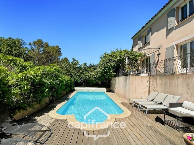 DOMAINE ET GOLF DE PONT ROYAL: villa de charme élevée d'un étage, établie sur un terrain de 524 m2, 3 chambres, piscine, un garage+ place de stationnement