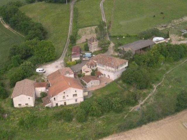 Domaine exceptionnel à 1 heure de Toulouse 8 bâtiments et dépendances vue sur les pyrénées