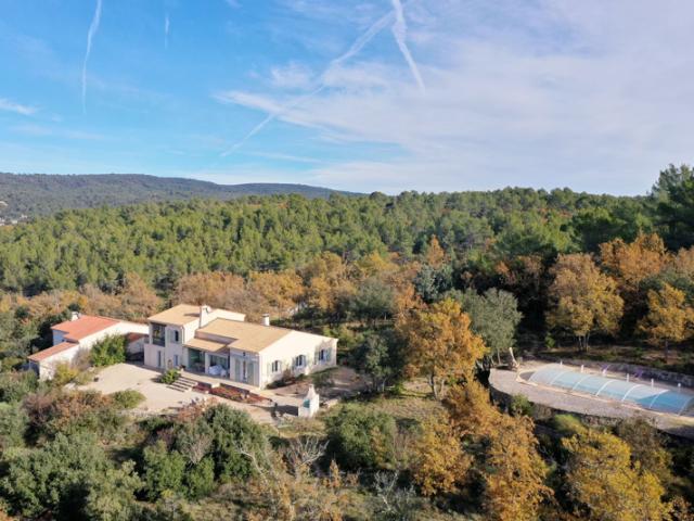 Domaine en position dominante comprennent 2 maisons et pisci
