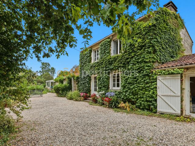 DOMAINE EQUESTRE MACHECOUL 12 HECTARES 270 M2 UTILES 7 PIECES 5 CHAMBRES CARRIERE 8 BOXES MARCHEUR PRES