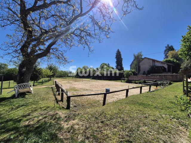 Domaine équestre avec 4 chambres à La Roche en Brenil 132m² La Roche en Brenil