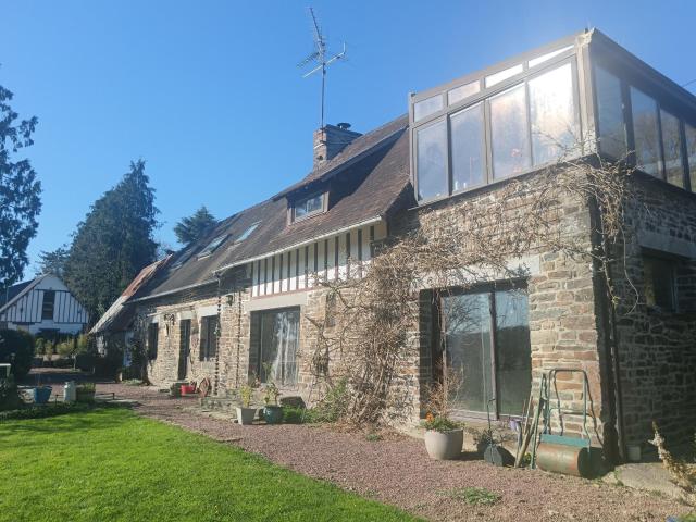 Domaine équestre avec gites et 24 ha