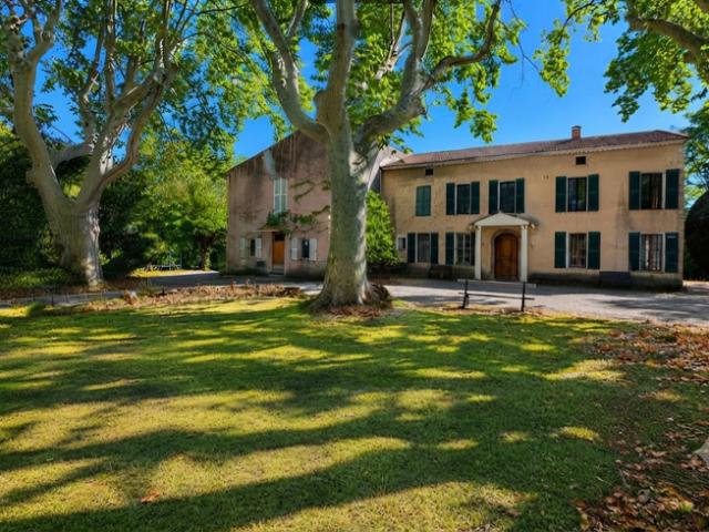 Domaine historique aux portes d'un village provençal