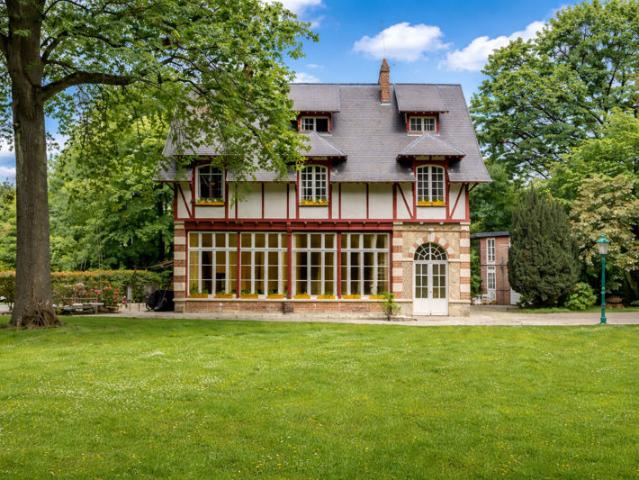 Domaine historique avec dépendance Montévrain 11 pièces 424m2
