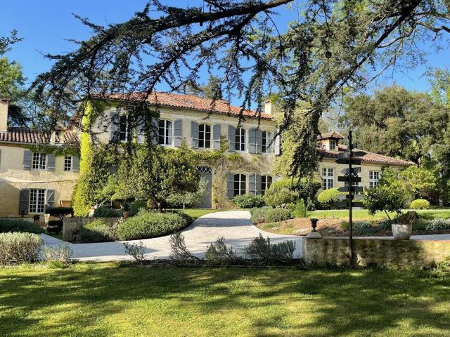 Domaine historique d'exception, dans un écrin de nature prés. 484m² Auch