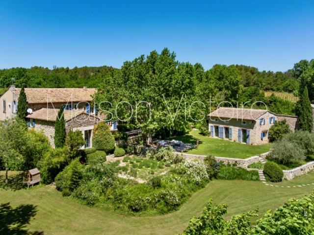 Domaine historique de 15 hectares dans un cadre paisible