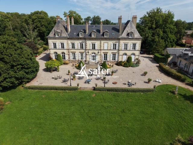 Domaine hôtelier et touristique avec activité équestre 1760m² Ygrande