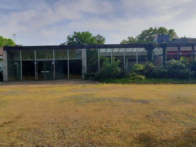 Domaine hôtelier rare entre La Rochelle et Niort, foncier exceptionnel avec parc arboré