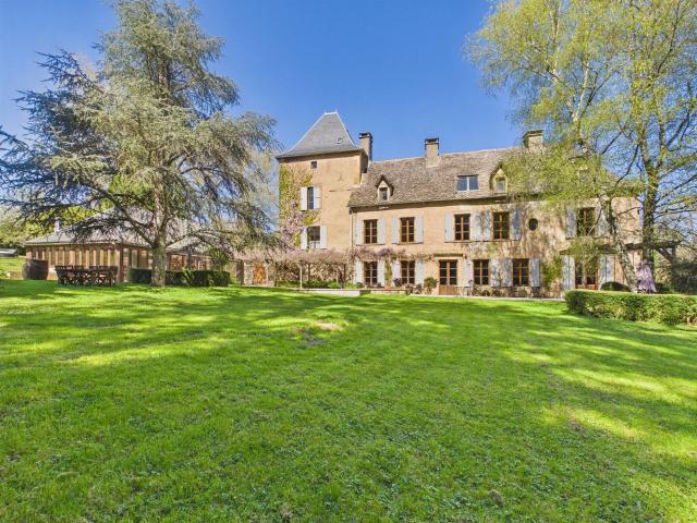 Domaine Prestigieux en Pierre avec Lac Privé et Annexe Indép. 450m² Privezac
