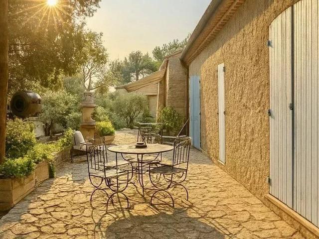 Domaine privé d’exception au cœur de la Provence– 1,5 ha clo. 350m² Grans