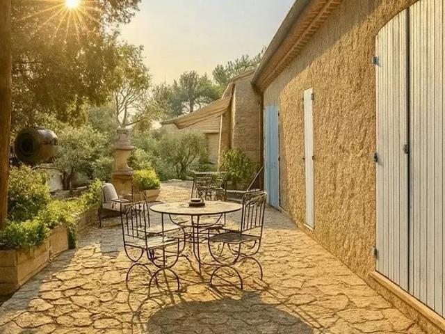 Domaine privé d’exception au cœur de la Provence– 1,5 ha clos – Maison & Gîtes