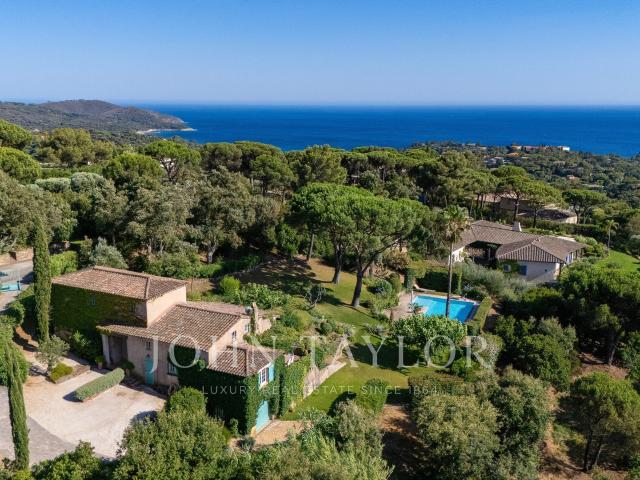 Domaine privé de Gigaro – Villa avec vue mer et piscine