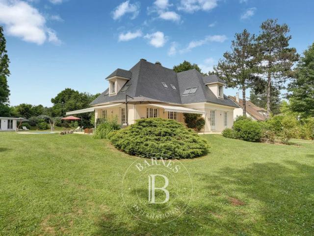 Domaine privé proche du golf de Saint Nom la Bretèche – Maison 4 chambres Grand jardin paysager avec piscine Garage