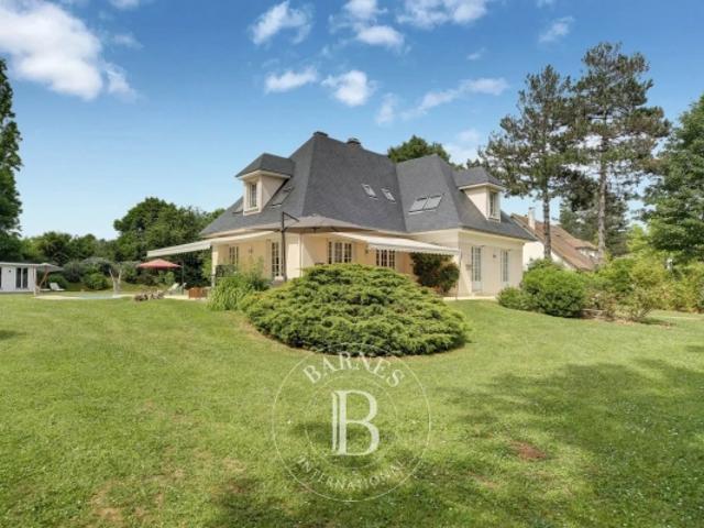 Domaine privé proche du golf de Saint Nom la Bretèche – Maison 4 chambres Grand jardin paysager avec piscine Garage