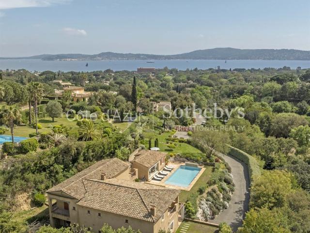 Domaine privé recherché: Villa contemporaine proche golf de. 350m² Grimaud