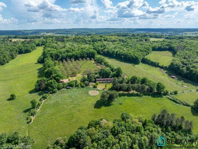 Domaine proche de Bergerac, grande maison toit à la Mansart, 2 cabanes perchées, nombreuses dépendances sur 12 ha