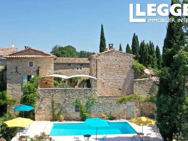 Domaine provençal authentique comprenant une maison privée, 9 chambres d'hôtes, 2 gîtes près de Barjac Gard