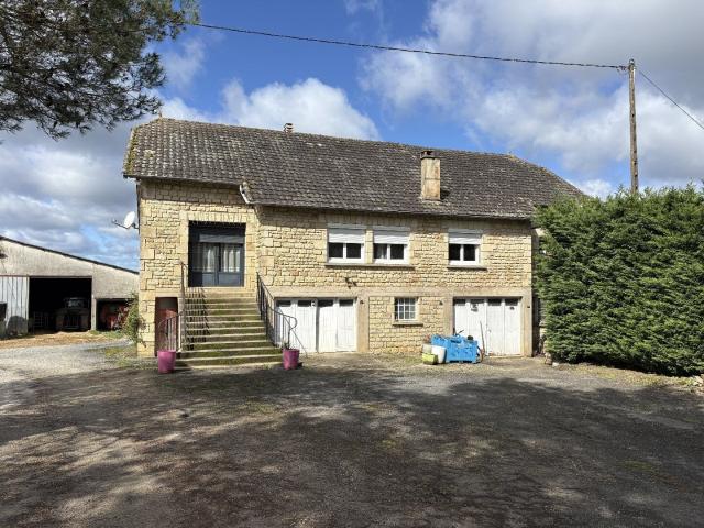 Domaine rural avec deux habitations, dépendances et terres 143m² Coubjours
