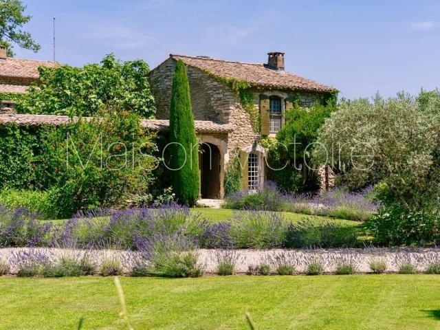 Domaine remarquable avec bastide sur 4,5 hectares de jardins. 674m² Oppède