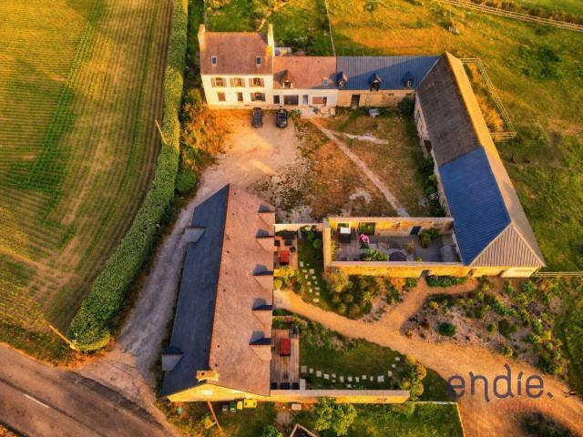 Domaine rénové avec gîtes de standing, à proximité de la pla. 530m² Quimper