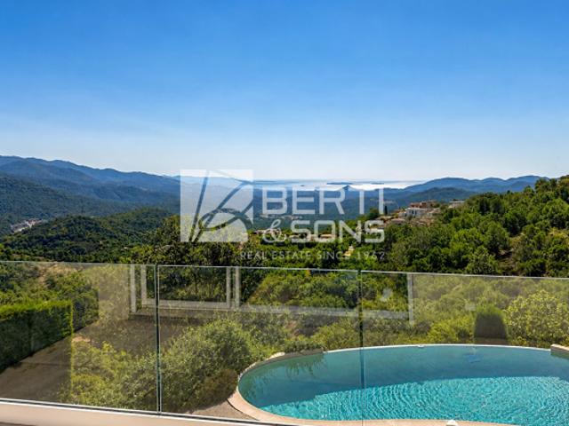 DOMAINE SECURISÉ A 15 min de Mandelieu Villa 5 pièces de 211 m² avec vue mer panoramique
